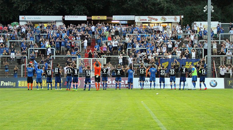 Die Spieler bedanken sich bei den Fans für's Anfeuern (Foto: Hell)