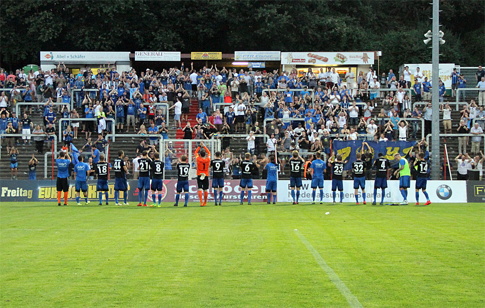 Die Spieler bedanken sich bei den Fans für's Anfeuern (Foto: Hell)