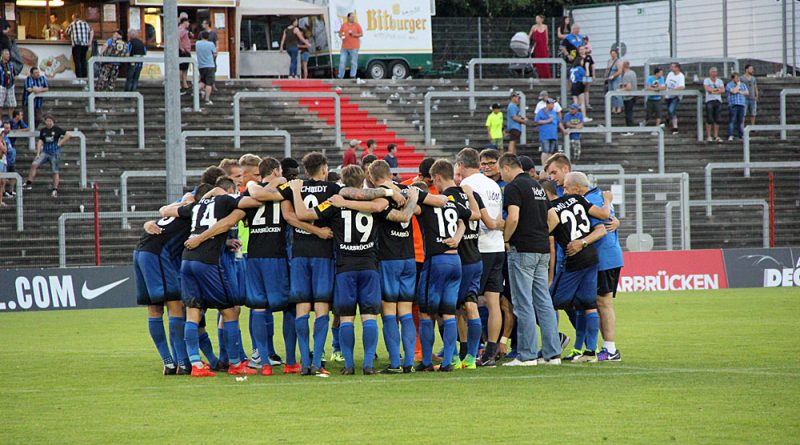 Wieder ein Team: Die Elf des 1. FC Saarbrücken (Foto: Hell)