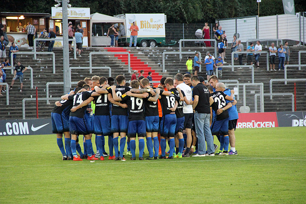 Wieder ein Team: Die Elf des 1. FC Saarbrücken (Foto: Hell)