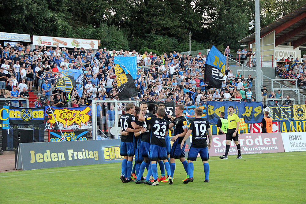 Der FCS bejubelt das 2:0 durch Schmidt (Foto: Hell)