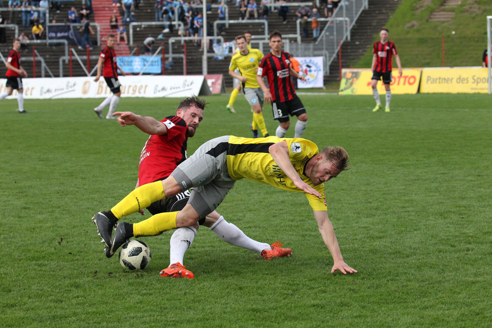 Nicht nur vor dem Tor erfolgreich: Felix Dausend erobert gegen Daniel Döringer den Ball (Foto: Hell)