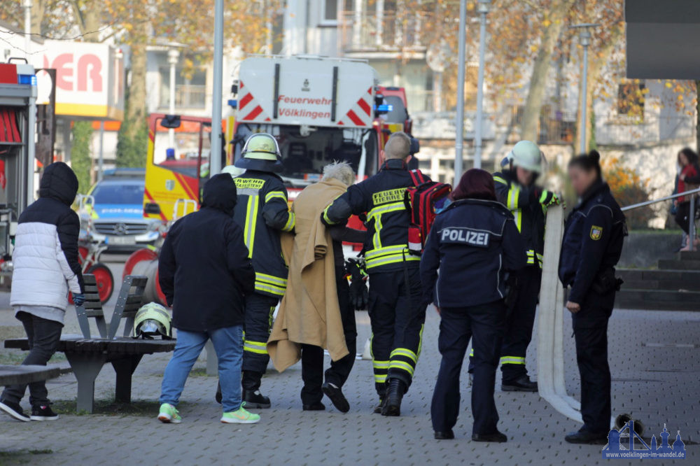 Der Feuerwehr wurde ein Brand im 1. Obergeschoss in der Forbacher Passage gemeldet. Die ersten Kräfte konnten schnell feststellen, dass es sich lediglich um angebranntes Essen handelte. Die in der Wohnung befindliche Person wurde evakuiert und von der Feuerwehr so lange betreut, bis der Rettungsdienst vor Ort eintraf. Dieser verbrachte den Mann mit Verdacht auf Rauchgasintoxikation in ein Krankenhaus. Nach Belüftungsmaßnahmen wurde die Einsatzstelle an die Polizei übergeben. Foto: Avenia