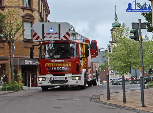 Die Drehleiter mit Korb fährt zum Einsatz (Symbolfoto "Feuerwehr": Hell)