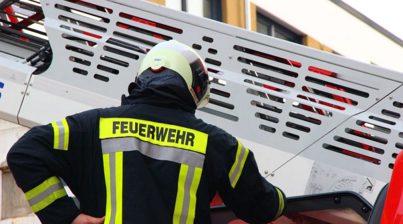Symbolfoto: Feuerwehr im Einsatz (Hell)