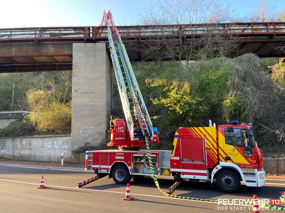 Durch die Einsatzkräfte wurde eine Wasserversorgung von der Bundesstraße 51 über die Drehleiter zum Brandherd aufgebaut und die Brandbekämpfung eingeleitet. Foto: Feuerwehr Völklingen