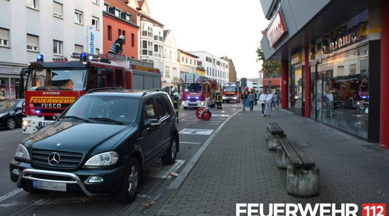 Der Feuerwehreinsatz legt den Verkehr in der Bismarckstraße lahm (Foto: FFW Völklingen)