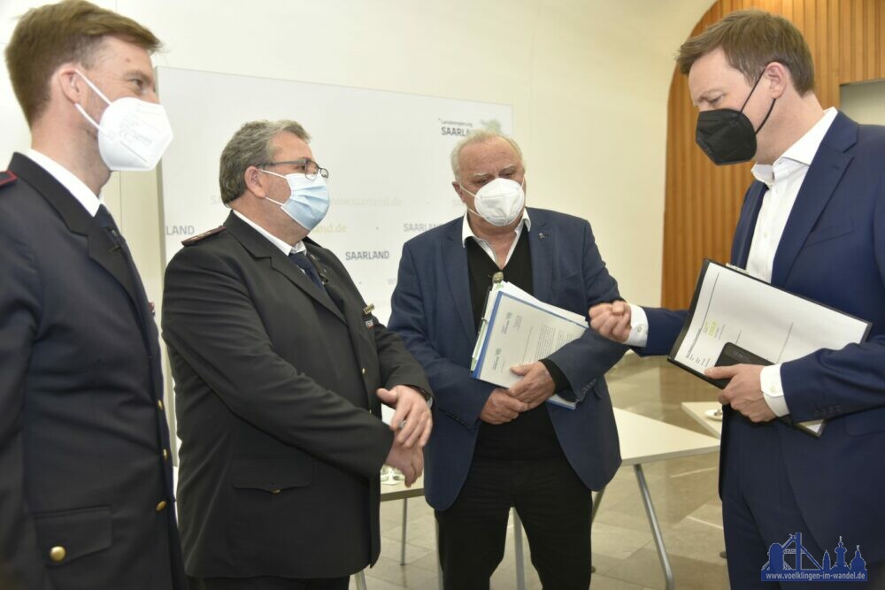 Bildquelle: MIBS. Personen (v.l.n.r.): Landesbrandinspekteur Timo Meyer; Präsident des saarländischen Feuerwehrverbandes, Manfred Rippel; Innenminister Klaus Bouillon; Ministerpräsident Tobias Hans.