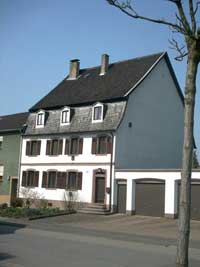 Auch eins der ältesten Häuser in Völklingen, hier sieht man es noch ein bischen. (Bild: A.Hell; 2002)