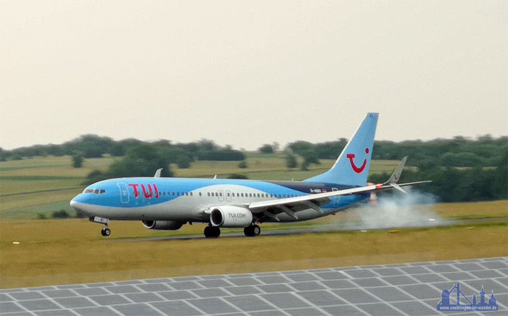 Ein Flugzeug landet in Saarbrücken (Foto: Hell)