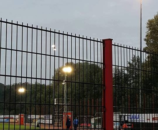 Drei zusätzliche Flutlichtmasten erhellen das Hermann-Neuberger-Stadion (Foto: Frank Ferdinand/SV Röchling)