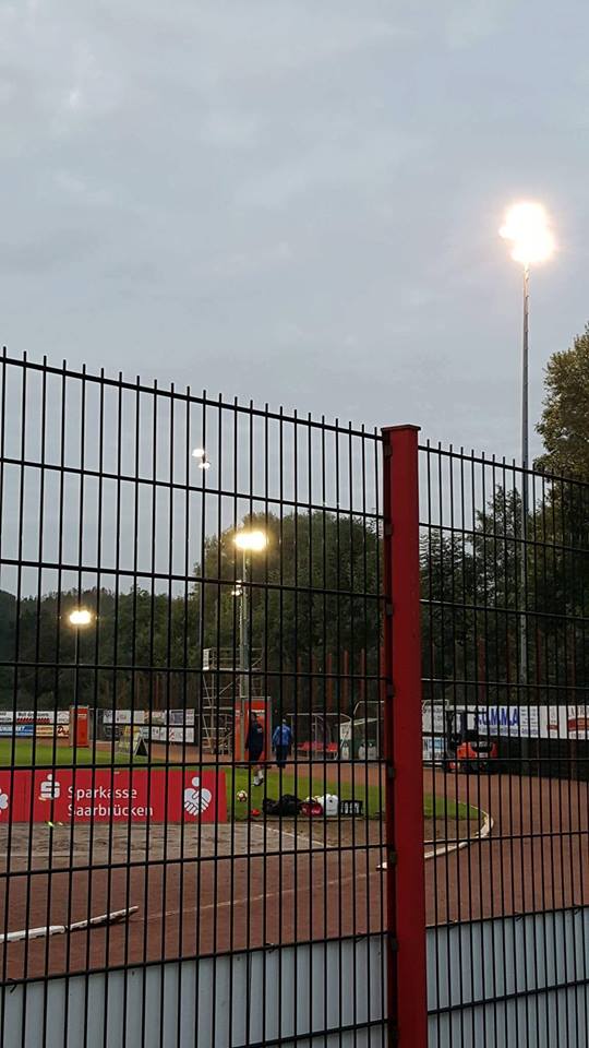 Drei zusätzliche Flutlichtmasten erhellen das Hermann-Neuberger-Stadion (Foto: Frank Ferdinand/SV Röchling)