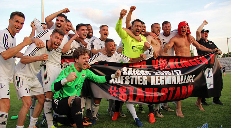 Die Spieler des SV Röchling Völklingen bejubeln den Aufstieg (Foto: Hell)