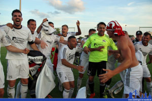 Die Spieler des SV Röchling Völklingen feiern den Aufstieg (Foto: Hell)