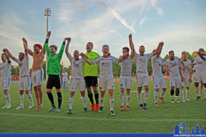 Die Spieler des SV Röchling Völklingen feiern den Aufstieg (Foto: Hell)