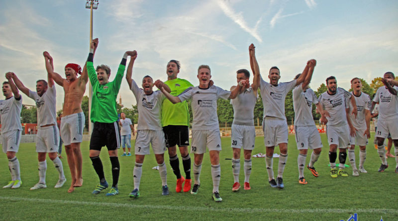 Die Spieler des SV Röchling Völklingen feiern den Aufstieg (Foto: Hell)