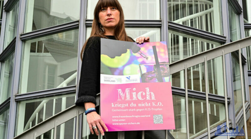 Mit Großflächenplakaten unterstützt das Frauenbüro des Regionalverbands Saarbrücken ab dem 25. November die landesweite K.O.-Tropfen-Kampagne. Hier die Frauenbeauftragte Mirjam Altmeier-Koletzki mit einem Plakat zur Kampagne, das beispielsweise in Schulgebäuden aufgehängt wird, Foto: Stephan Hett/Regionalverband Saarbrücken