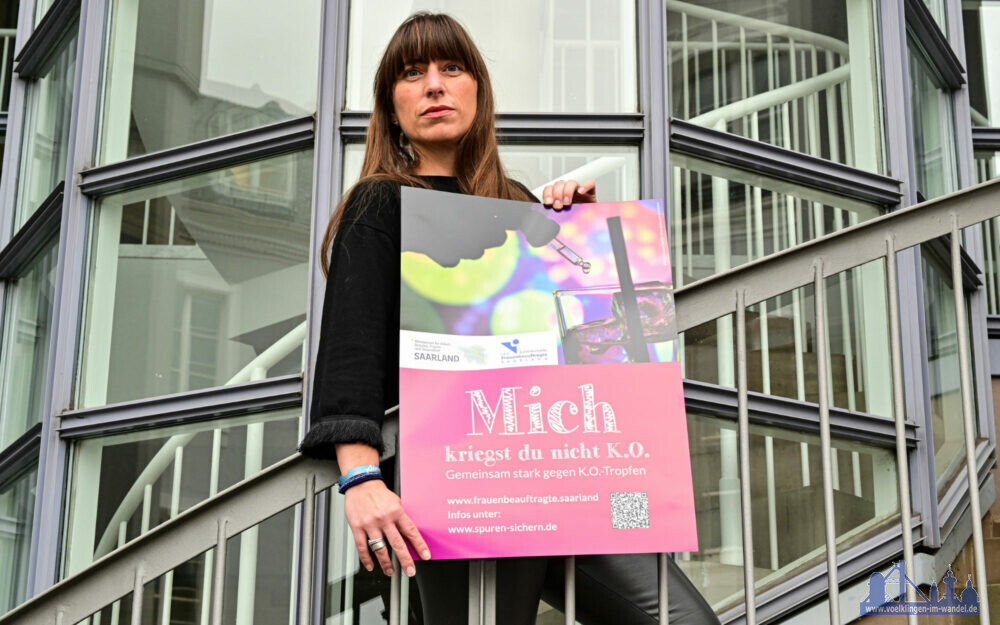 Mit Großflächenplakaten unterstützt das Frauenbüro des Regionalverbands Saarbrücken ab dem 25. November die landesweite K.O.-Tropfen-Kampagne. Hier die Frauenbeauftragte Mirjam Altmeier-Koletzki mit einem Plakat zur Kampagne, das beispielsweise in Schulgebäuden aufgehängt wird, Foto: Stephan Hett/Regionalverband Saarbrücken