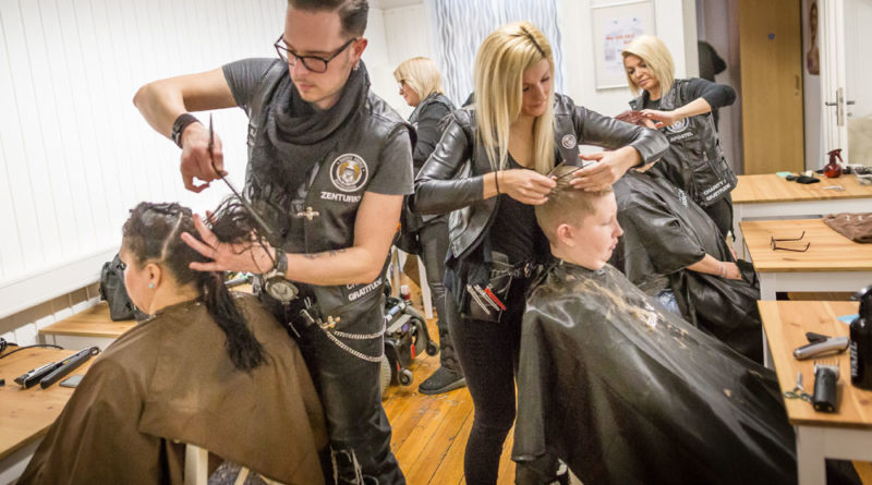 Sieben Friseure schnitten kostenlos Haare. Fotos: Billart/Bernd Ollinger