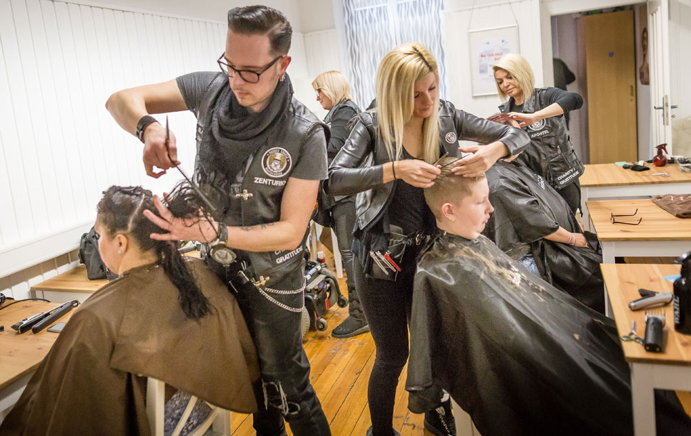 Sieben Friseure schnitten kostenlos Haare. Fotos: Billart/Bernd Ollinger