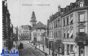 Die damalige Friedrichstraße um 1919, am Ende der Straße findet sich das umgestaltete Rathaus mit Turm.