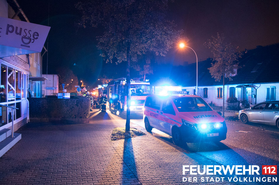 In einem Wohnhaus in der Trierer Straße kam es aufgrund eines im Innenbereich verwendeten Holzkohlegrills zu einer hohen Konzentration von Kohlenstoffmonoxid. (Foto: Feuerwehr Völklingen)