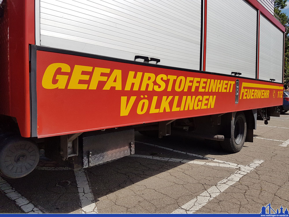Der Gerätewagen-Gefahrstoff ist das zentrale Fahrzeug der Gefahrstoffeinheit Völklingen. Es hat neben den Gerätschaften zur Gefahrenabwehr, Auffangmaterial für ca. 15000l Flüssigkeit verladen. Die Literatur Hommel in Verbindung mit der Software ResyB dient zur Stofferkennung und als Entscheidungshilfe für Erstmassnahmen bei Gefahrguteinsätzen. Die nächste Hauptkomponente des Fahrzeuges sind die verladenen 8 Chemievollschutzanzüge der höchsten Schutzstufe. Das Fahrzeug ist zwar im Löschbezirk Ludweiler stationiert, gehört aber zur Gefahrstoffeinheit der Gesamtwehr Völklingen. Es kommt niemals alleine zum Einsatz. Im Einsatzfall organsiert sich die Einheit gemäßes ihres Konzeptes aus verschieden Fahrzeugen der Löschbezirke. Die Besatzung besteht aus einem verstärktem Trupp (1/2). (Text: Feuerwehr Völklingen/Foto: Hell)