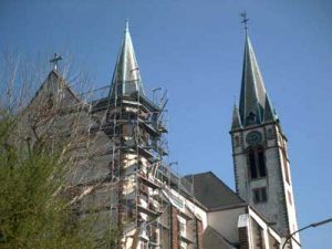 Katholischen Pfarrkirche "Maria Himmelfahrt". (Bild: A.Hell; 2002)