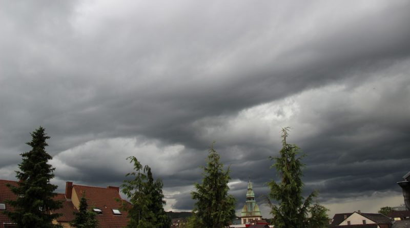 Dunkle Wolken über Völklingen kündigen schlechtes Wetter an (Symbolfoto: Hell)