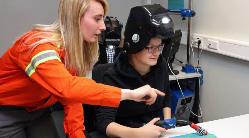 Die Saarstahl-Auszubildende Nadine Pace, links, erklärt Michaela Zeyer, Teilnehmerin am Girls Day, die Handhabung des Schweißsimulators. (Foto: Saarstahl AG)