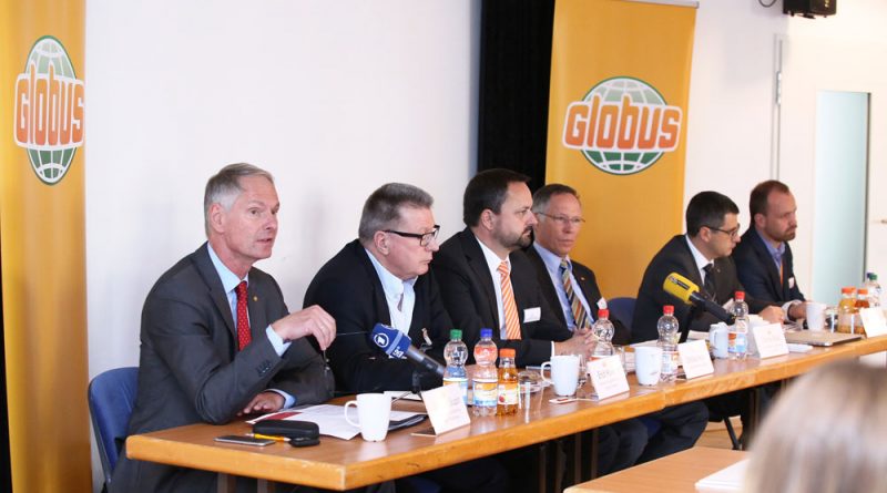 Johannes Scupin, Sprecher der Geschäftsführung Globus SB-Warenhaus; Erich Huwer, Sprecher der Geschäftsführung Globus Fachmärkte; Christian Heins, Geschäftsführer Globus Holding; Thomas Bruch, Geschäftsführender Gesellschafter Globus Holding; Sergej Kuropatov, Geschäftsführer Globus Russland und Volker Schaar, Sprecher der Geschäftsführung Globus Russland (v.l.n.r.) (Foto: Globus-Gruppe)