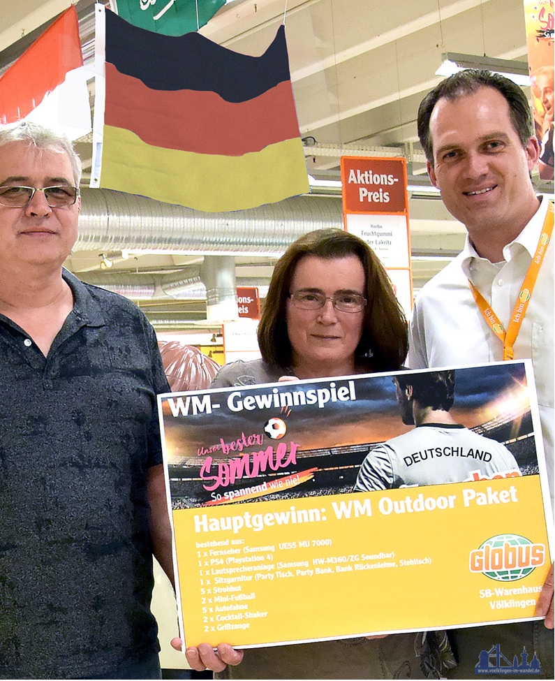 Globus-Geschäftsleiter Oliver Kirch (rechts) überreichte ihm am Dienstag, 26. Juni den Hauptgewinn, ein großes WM-Outdoor-Paket. (Foto: Globus)