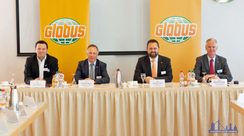 : Timo Huwer, Geschäftsführung Globus Baumärkte, Thomas Bruch, geschäftsführender Gesellschafter Globus Holding, Christan Heins, Geschäftsführer Finanzen Globus Holding, und Johannes Scupin, Sprecher der Geschäftsführung Globus SB-Warenhaus, stellen die Unternehmensbilanz vor.