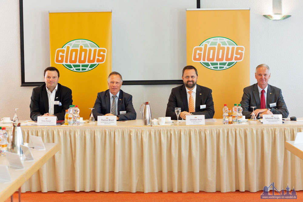 : Timo Huwer, Geschäftsführung Globus Baumärkte, Thomas Bruch, geschäftsführender Gesellschafter Globus Holding, Christan Heins, Geschäftsführer Finanzen Globus Holding, und Johannes Scupin, Sprecher der Geschäftsführung Globus SB-Warenhaus, stellen die Unternehmensbilanz vor.