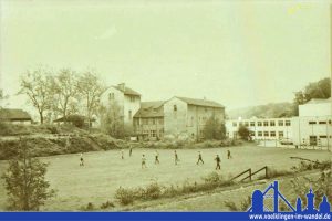 Sportplatz hinter dem alten Verwaltungsgebäude