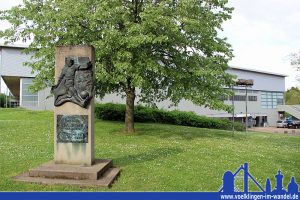 Die Hermann-Neuberger-Halle mit Neuberger-Denkmal (Foto: Hell)