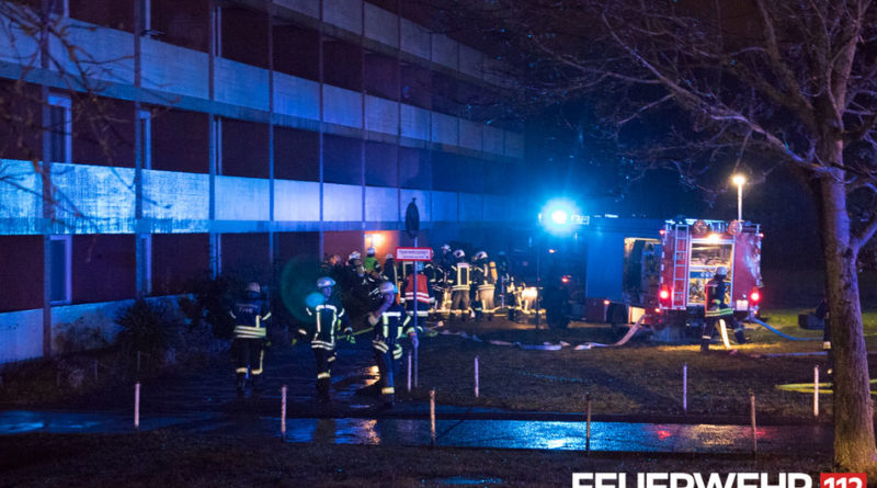 Die Einsatzkräfte begannen sofort mit der Brandbekämpfung durch den Haupteingang des Gebäudes. (Foto: Feuerwehr VKL)