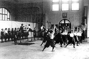 Sport in der Haushaltsschule um 1906 (Quelle: Saarstahl AG)
