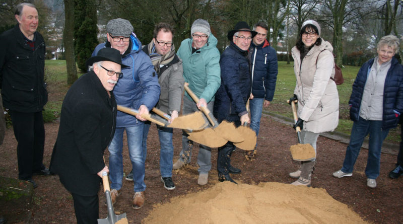 Spatenstich am Hugenottenfriedhof (Foto: Stadt VKL)