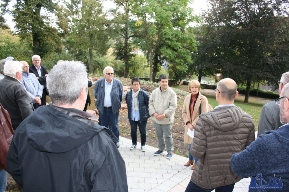Oberbürgermeisterin Christiane Blatt hat den neu gestalteten Hugenottenfriedhof in Ludweiler offiziell wiedereröffnet. (Foto: Grieger)