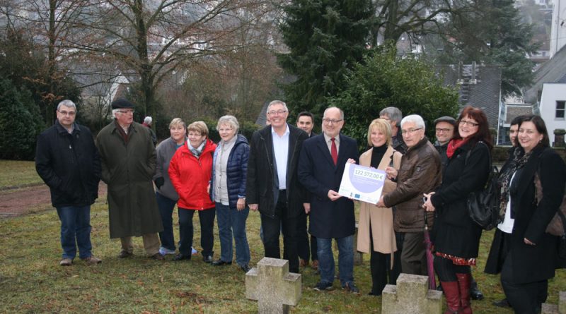 Übergabe der Zuwendungen auf dem Hugenottenfriedhof in Ludweiler (Foto: Stadt VKL)