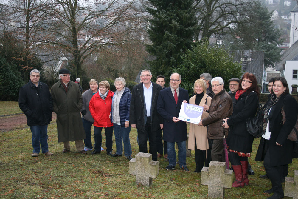 Übergabe der Zuwendungen auf dem Hugenottenfriedhof in Ludweiler (Foto: Stadt VKL)
