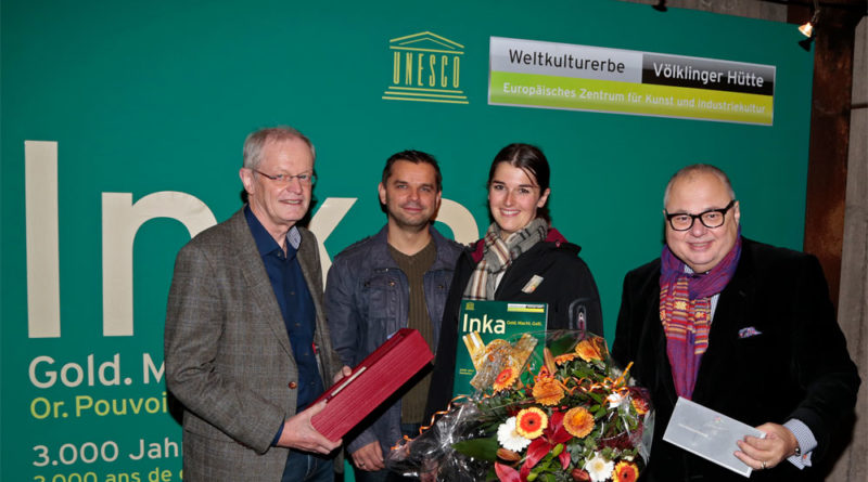 Der Generaldirektor des Weltkulturerbes Völklinger Hütte, Prof. Dr. Meinrad Maria Grewenig, und der Bürgermeister der Stadt Völklingen, Wolfang Bintz, begrüßen die einhunderttausendste Besucherin der Inka-Ausstellung, Nicole Schulz aus Baden-Baden Copyright: Weltkulturerbe Völklinger Hütte/Karl Heinrich Veith