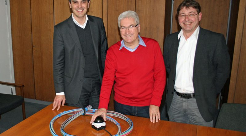 Oberbürgermeister Klaus Lorig(m.) mit David Zimmer von der Firma Inexio(links) sowie Dr. Martin Alt(Stadt Völklingen). Foto: gri