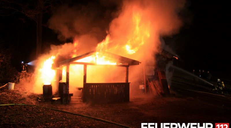 Die Feuerwehr Völklingen wurde zu einem Brand einer Waldhütte in die Langwiesstraße gerufen. Bei Eintreffen der Einsatzkräfte stand die Hütte bereits in Vollbrand. Die Feuerwehr löschte den Brand mit 4 C-Rohren ab. Da die Einsatzstelle abseits des Hydrantennetzes lag, musste die Wasserversorgung über eine Länge von ca. 500m aufgebaut werden. Nach Ablöschen von Glutnestern konnte die Einsatzstelle an die Polizei übergeben werden. (Foto: FFW VKL)