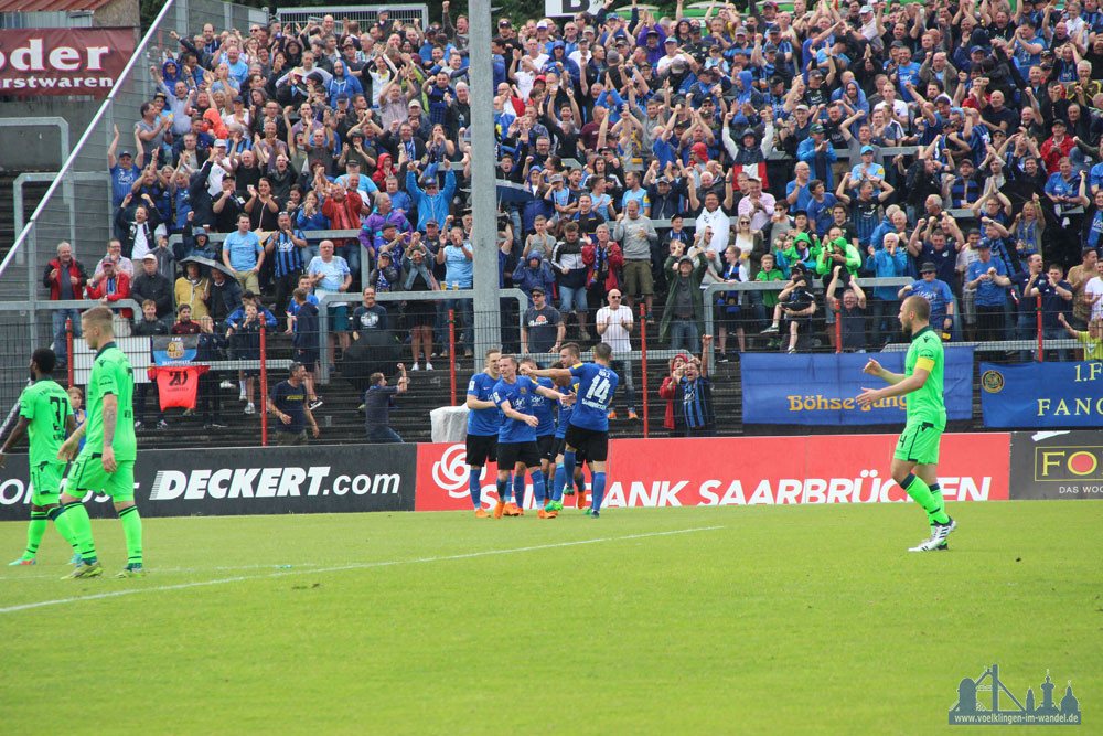 Das 1:1 bringt das Stadion zum Beben (Foto: Hell)