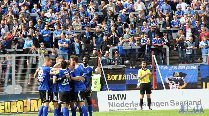 Feiern bei den Fans: Zeitz erzielte zuvor das 3:1 (Foto: Hell)