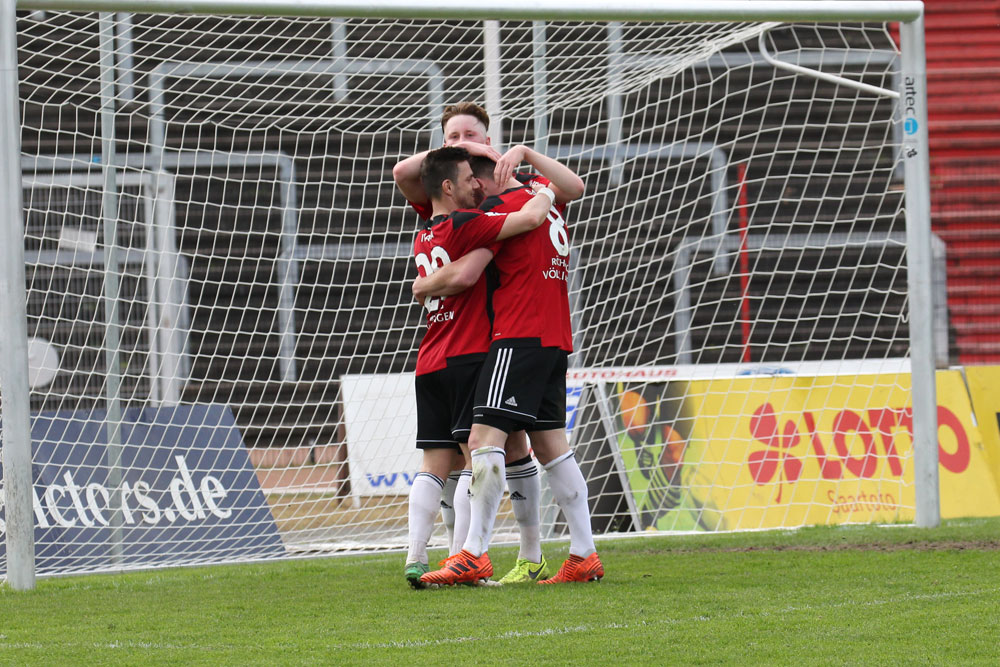 Endlich konnten die Spieler des SV Röchling Völklingen mal wieder einen Sieg bejubeln (Foto: Hell)