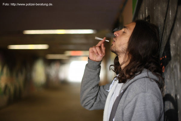 Jugendlicher mit Joint (Foto: http://www.polizei-beratung.de)