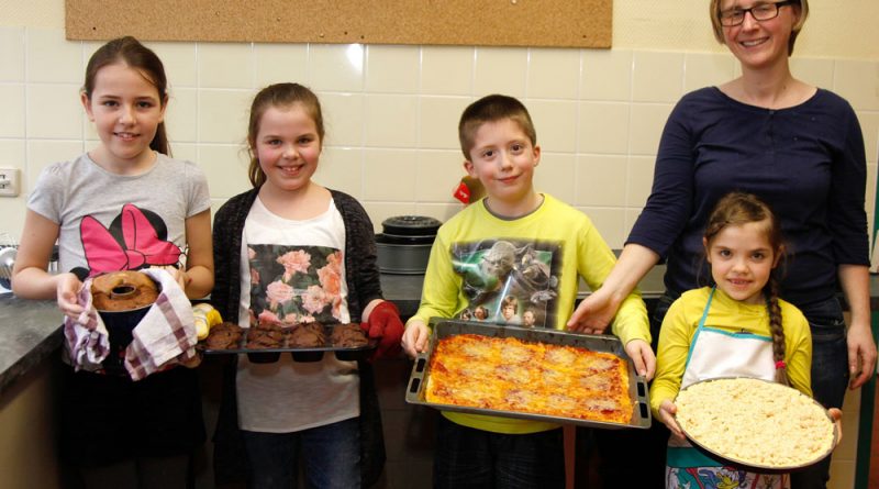 Thema Kochen und gute Nahrung: In der VHS-Küche kann man Grundregeln und Techniken des Kochens erlernen und verschiedene Gerichte selbst zubereiten. Ein Besuch beim Metzger und beim Bäcker geben Einblicke in die traditionellen Handwerksberufe. (Foto: Stadt VKL)